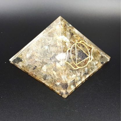 Small Orgonite Pyramid – Labradorite with engraved Third Eye Chakra Symbol - Image 3
